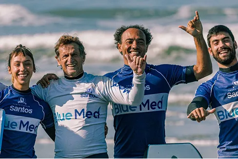 Celebrando na praia ao pôr do sol