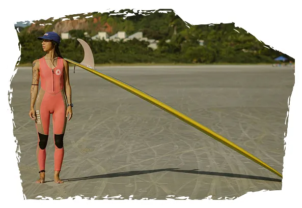 Tati Gomes ensinando surf