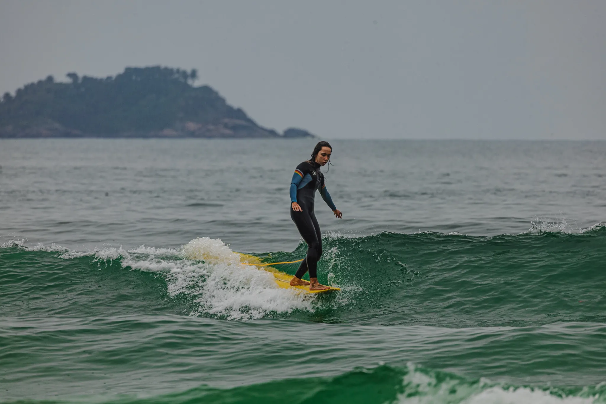 Surfista pegando onda